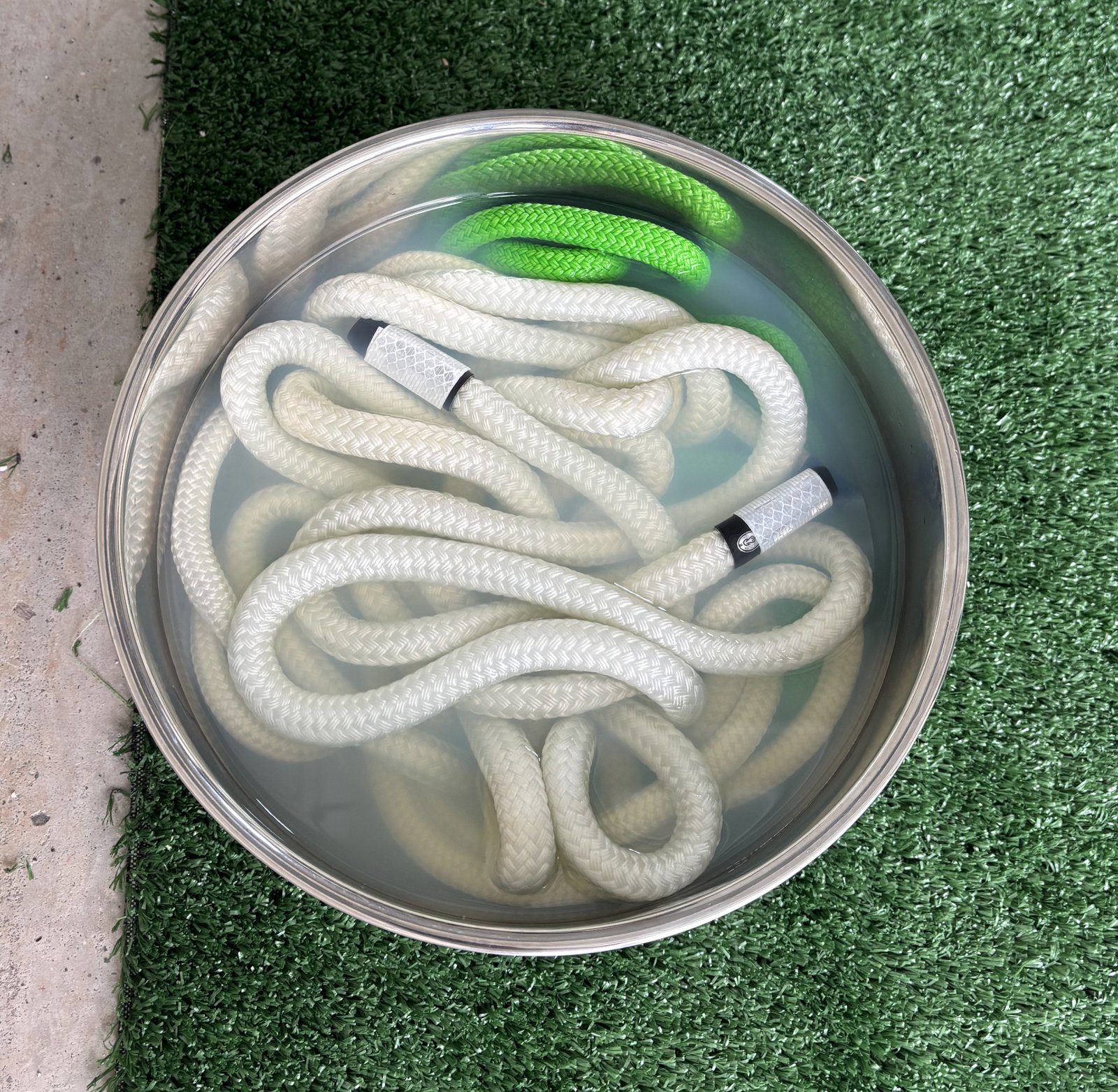 Technical graphic showing rope strength label and tie-down rope